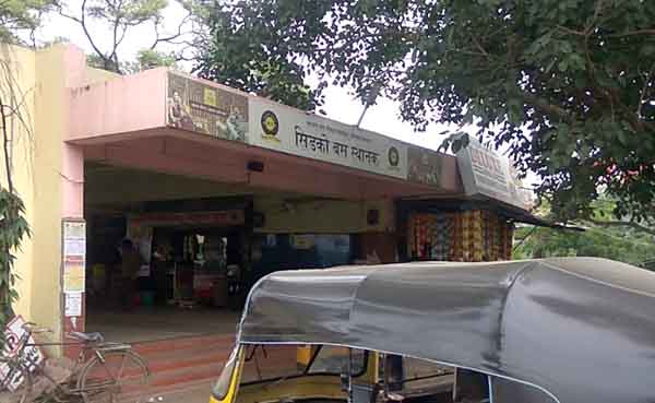 हॉटेल व्यावसायिकावर बलात्काराचा गुन्हा दाखल करणाऱ्या ३८ वर्षीय महिलेने सिडको बसस्थानकावर केला राडा!; हॉटेल व्यावसायिकाला चाकू, काठी, लाथाबुक्क्यांनी मारत होती..., हल्ल्यासाठी पुरुष साथीदाराची घेतली मदत