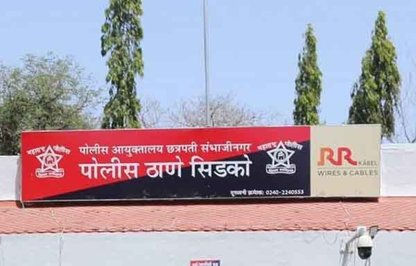 टीव्ही सेंटर चौकात दोन टवाळखोरांची पोलिसाला बेदम मारहाण, चाकूचे वार करून केले रक्तबंबाळ, पोलीस आहे तर काय झालं... म्हणत सुरू होता धिंगाणा