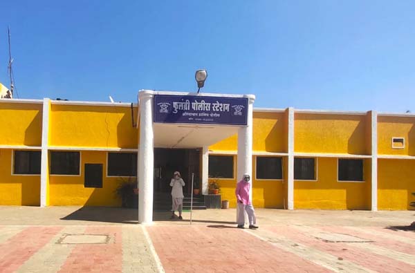 पीएसआयने आपल्याच सहकाऱ्यांना शिवीगाळ करत केली मारहाण