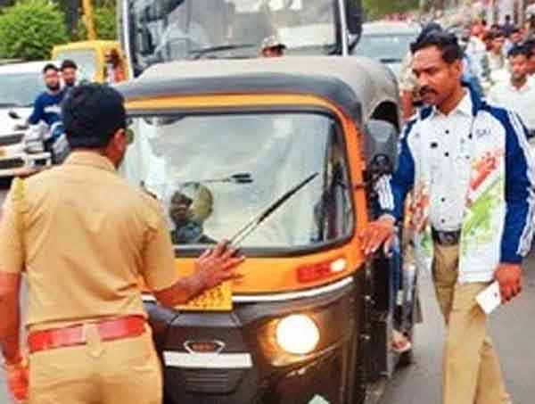 छत्रपती संभाजीनगरात गुन्हेगार रिक्षाचालकांविरुद्ध पोलिसांची मोठी मोहीम; खुनाच्या घटनेनंतर जाग, ४४० रिक्षाचालकांची कसून चौकशी!!