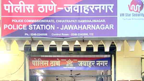 धक्कादायक : काल्डा कॉर्नरजवळ ३ टवाळखोरांचा कहर, कार अडवून दोन तरुणांना बेदम मारहाण करत कारच्या काचा फोडल्या, गर्दी जमू लागताच कारमधील पैसे घेऊन पसार
