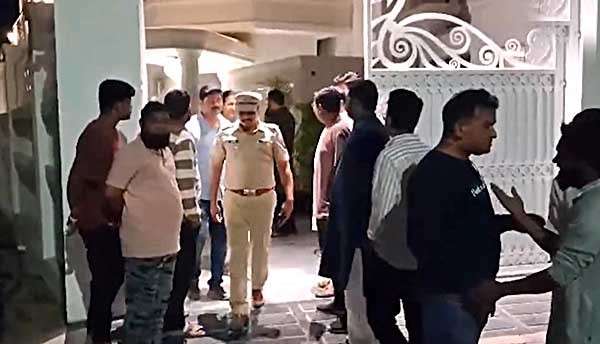 ॲट्रॉसिटी : वरिष्ठ पोलीस अधिकारी नोटीस देण्यासाठी येताच जलील यांच्या बंगल्यासमोर जमले शेकडो समर्थक!, जलील यांनी स्वीकारली नाही नोटीस, म्हणाले…
