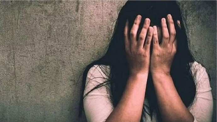 मोपेडवरून आलेल्या युवकाने भररस्त्यात काढली युवतीची छेड, नागरिकांना बेदम चोपला!; जय विश्वभारती कॉलनीतील धक्कादायक घटना