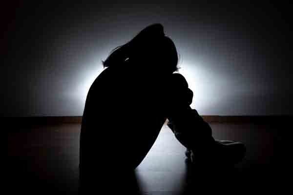 अल्पवयीन पीडितेला पोलीस ठाण्यात बराच वेळ बसवून ठेवले!; रात्री ८ ला तक्रार घेऊन आली, पहाटे तीनला पोलिसांनी केला गुन्हा दाखल!!