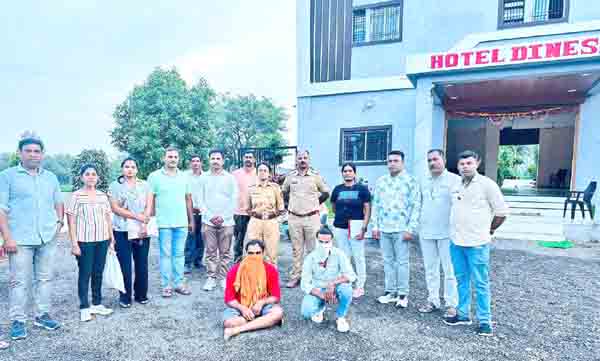 करमाडमध्ये दिनेश लॉजवर सेक्स रॅकेट, पोलिसांचा छापा, ७ तरुणींची सुटका, लॉजचालकासह मॅनेजरला अटक