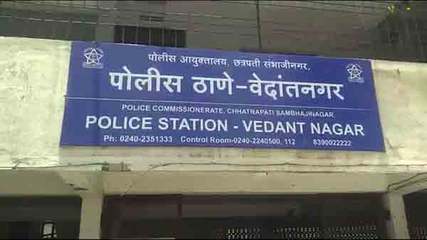 बाबा पेट्रोलपंप उड्डाणपुलाखाली मुलांचा धक्कादायक कारनामा, १४ वर्षांचा मुलगा लागला हाती, तिघे पळाले…कारचालकासोबत काय घडलं…