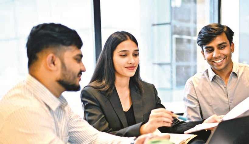 ऑफिसमध्ये आदर हवा आहे का? मग रडणे आणि तक्रार करणे थांबवा, चाणक्य नीतीतील या ६ गोष्टींचे पालन करा