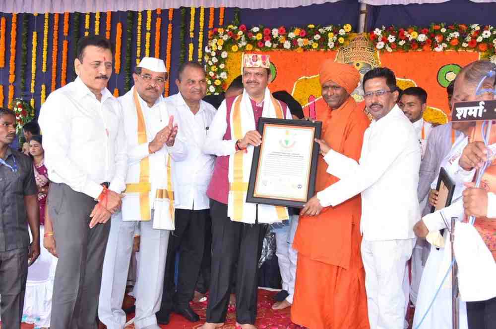 ‘देशहिताच्या विचाराला मारक असणाऱ्या शक्ती उदयास येतात, तेव्हा संत शक्ती मैदानात उतरते’; मुख्यमंत्री देवेंद्र फडणवीस यांच्या संत रामगिरी महाराजांच्या उपस्थितीत २ मोठ्या घोषणा!