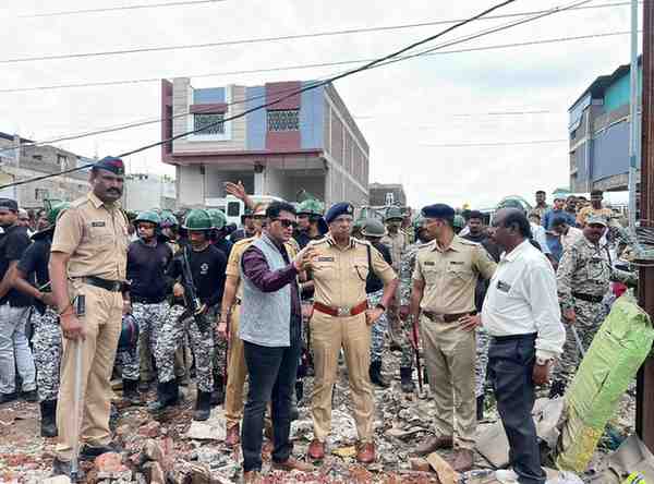 नाल्यात ३ इमारती, त्‍यातली एक चक्क ४ मजली!; शेख काझीम यांची करामत महापालिकेने बुलडोझर लावून पाडली!!; दुसऱ्या दिवशी नारेगावमध्ये ८१ अतिक्रमणे उद्‌ध्वस्त
