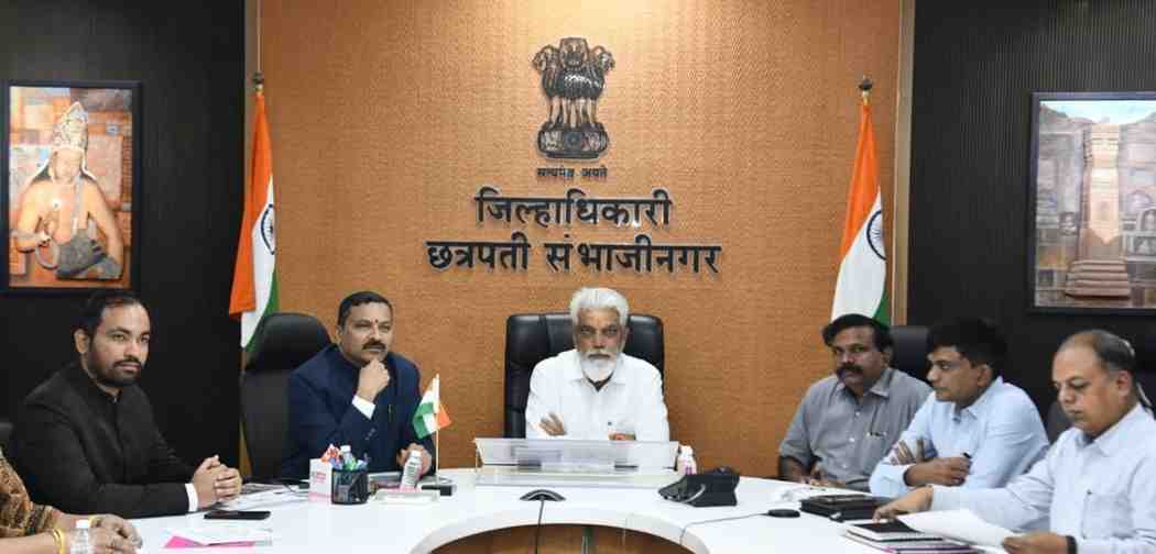 मंत्री दादाजी भुसे अचानक जिल्हाधिकारी कार्यालयात अन्‌ अधिकाऱ्यांची उडाली धांदल!