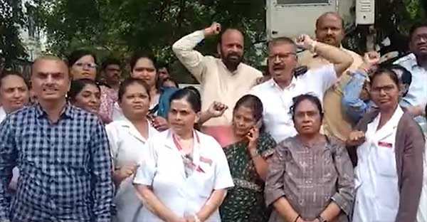 सरकारी कर्मचाऱ्यांची जिल्हाधिकारी कार्यालयासमोर जोरदार निदर्शने