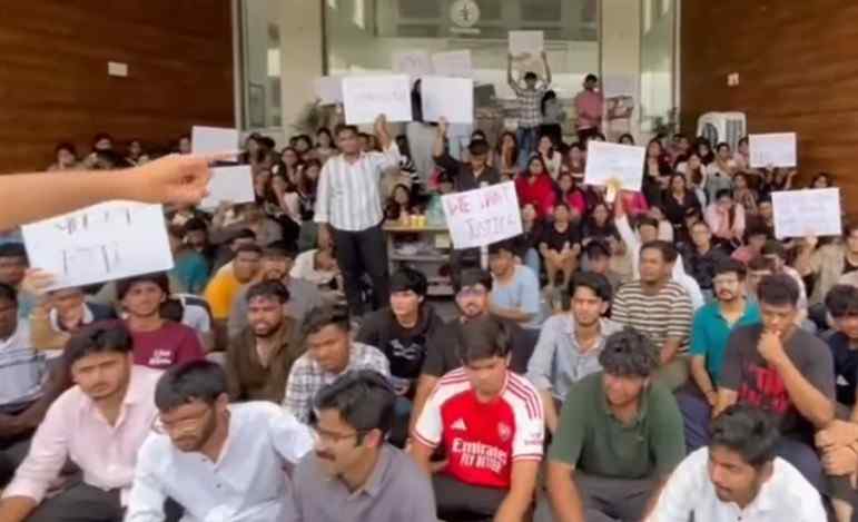 हे असे आंदोलन योग्य आहे? : वसतिगृहात आक्षेपार्ह वस्तू सापडल्या, त्‍यामुळे रात्रीची तपासणी, काही विद्यार्थी रात्री एक-दोनला येतात, त्‍यामुळे १० नंतर नो एंट्री!; विधी विद्यापीठ झाले सक्‍त, पण रूचली नाही ‘शिस्त’!!'; विद्यार्थ्यांचे आंदोलन