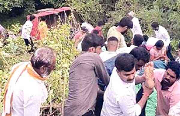कन्नडच्या भाविकांचे ट्रॅक्टर २०० फूट दरीत कोसळले, २ महिलांचा मृत्यू, १३ जण जखमी