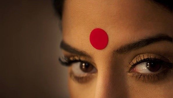 सूट असो किंवा जीन्स... आता कपडे नाही तर कपाळ पाहून लावा टिकली