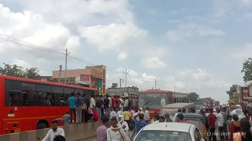 प्रवासी बसत असतानाच बस पुढे नेल्याने महिला पडली,चालकाला मारहाण, वाहतुकीचा खोळंबा, फुलंब्री तालुक्यातील आळंदमध्ये घडलं काय...