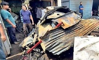 सेंट्रल नाक्याजवळील दोन दुकानांना भीषण आग, लाखोंचे नुकसान