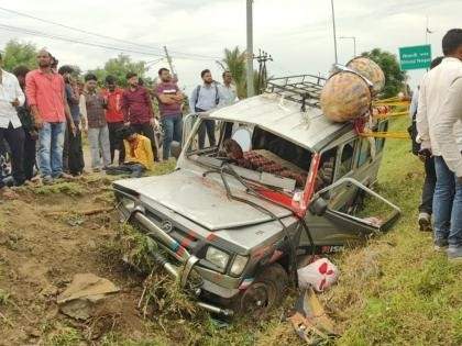 टायर फुटून भरधाव जीप नाल्यात आदळली, छ. संभाजीनगरचे ११ जण जखमी