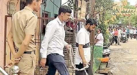 हाताला दोरी बांधून संभाजी कॉलनीत आणले, मस्तवाल ज्ञानेश्वर निमोनेला मान खाली घालून चालताना नागरिकांनी पाहिले!
