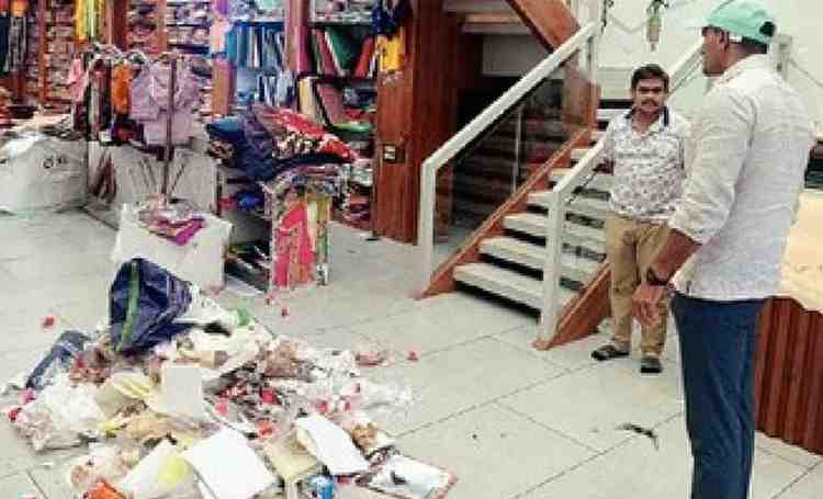 जशास तसे : दुकानदाराने कचरा रस्‍त्‍यावर फेकला, मुख्याधिकाऱ्यांनी तोच कचरा उचलून पुन्हा त्‍याच्या दुकानात आणून टाकला!; वैजापूरमध्ये खळबळ