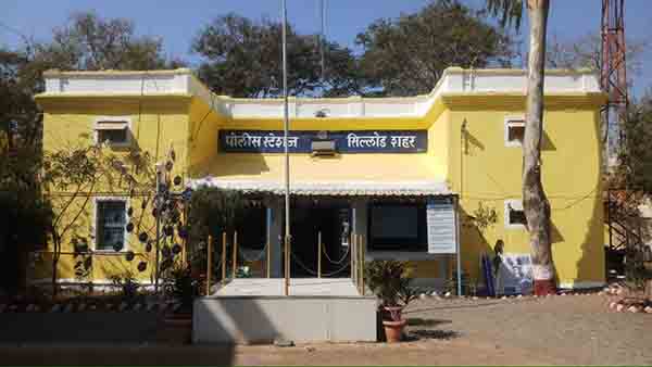 सिल्लोडच्या मुख्य बाजारपेठेत तुंबळ हाणामारीने तणाव, पोलिसांनी सौम्य लाठीमार करून पांगवला जमाव, बंदोबस्त वाढवला!