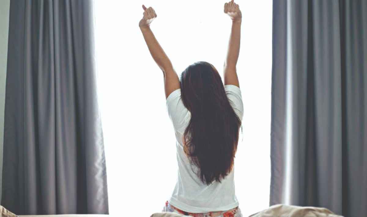 सकाळी उठल्यावर सर्वात आधी करा या ५ गोष्टी् !; ढोलकीसारखे पोट जाईल आत; त्वचाही काचेसारखी चमकेल
