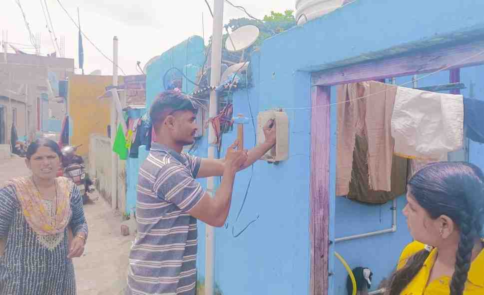 अचानक आले, जुन्या मीटरची वायरिंग तोडून स्मार्ट मीटर बसवू लागले, वडगाव कोल्हाटीत नागरिक आक्रमक झाले !