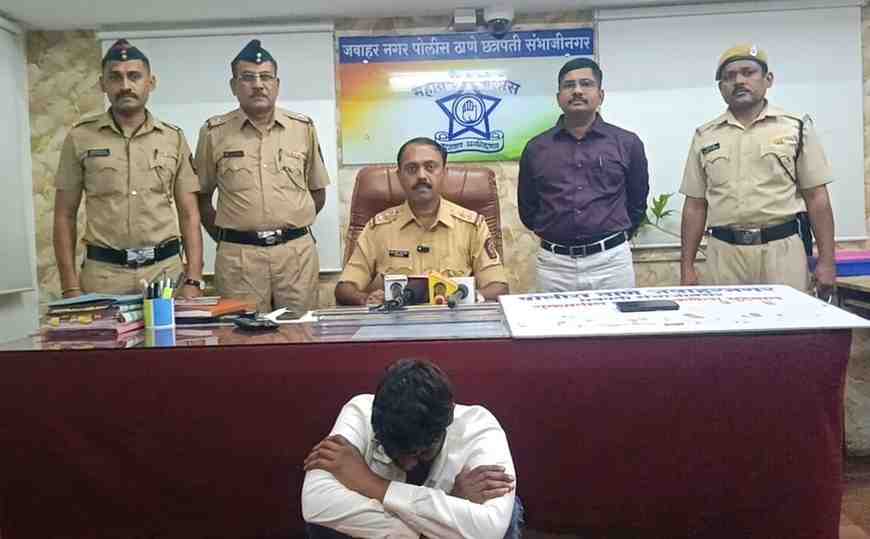 अगरबत्ती विक्री करताना संशयास्पद हालचाली, पोलिसांनी पकडले तर खिशात निघाला चोरीचा मोबाइल!, जवाहरनगर पोलिसांची कामगिरी