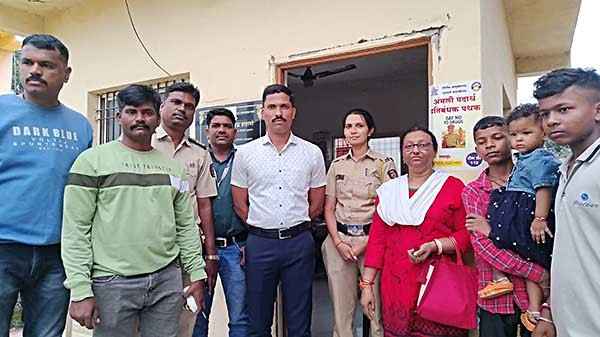 हरवलेली चिमुकली पोलिसांच्या सतर्कतेमुळे सुखरुप आईच्या कुशीत!, बजाजनगरातील घटना