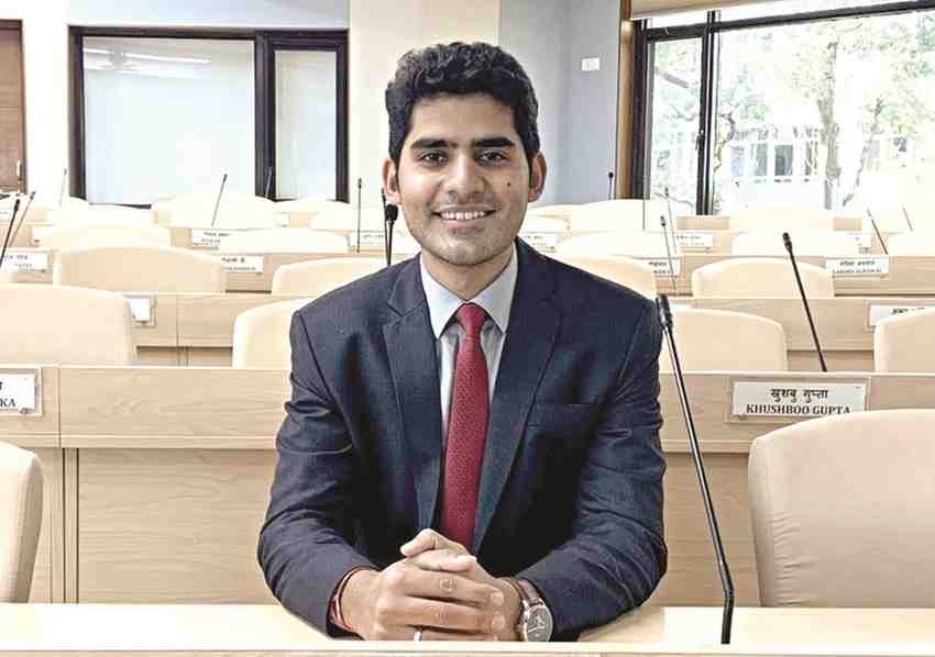 Success Story : आयआयटीमध्ये टॉपर अन्‌ यूपीएससीमध्ये पहिला क्रमांक; आयएएस कनिष्क कटारियाला प्रत्येक पावलावर यश कसे मिळाले?