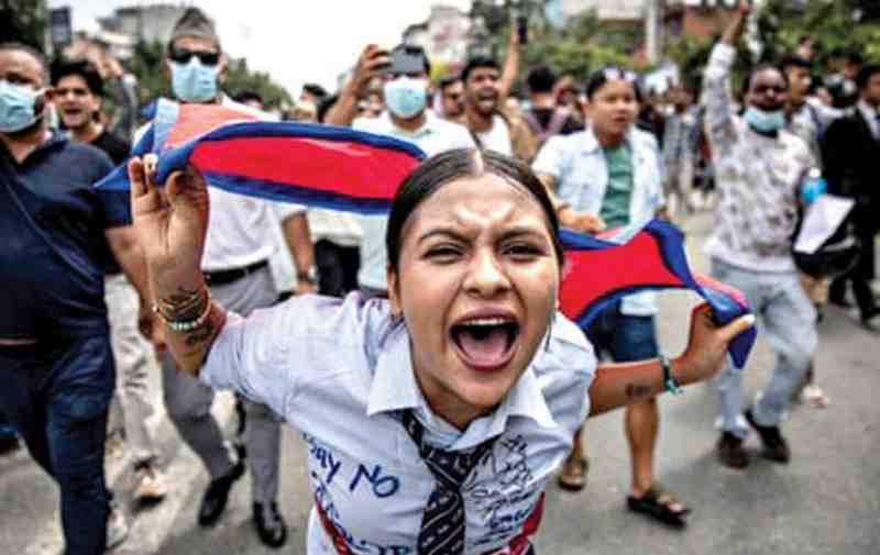 रक्तबंबाळ नेपाळ...भारतही बारूदाच्या ढिगाऱ्यावर, Gen Z अन्‌ सोशल मीडियाची किती भयंकर आहे सध्याची कहानी...