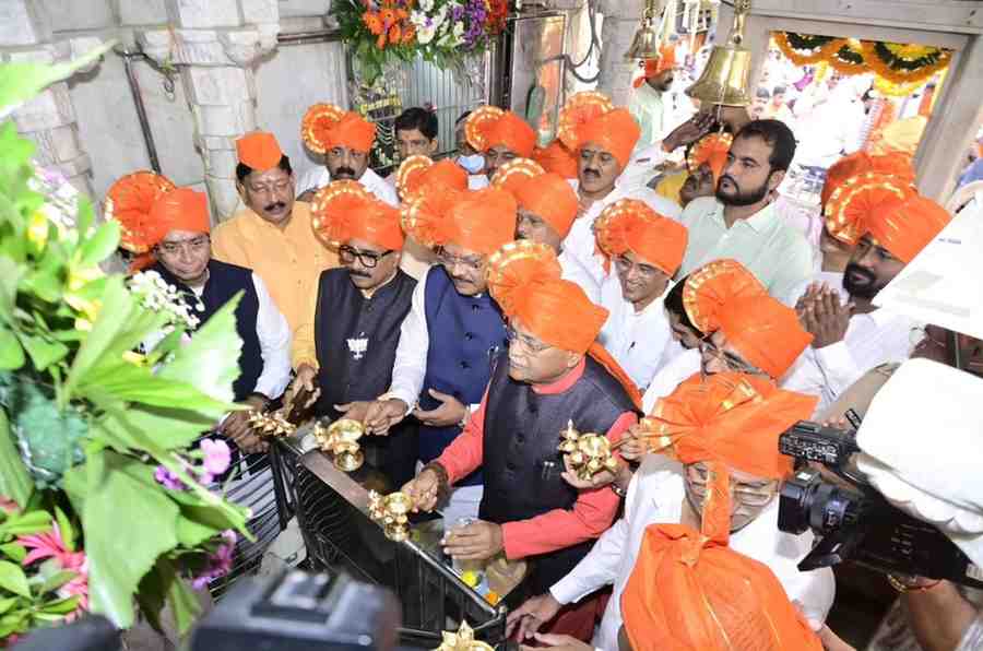 बाप्पासमोरच मंत्री शिरसाट-खैरेंमध्ये रंगला ‘माना’चा पॉलिटिकल ड्रामा!; आरतीनंतर शिरसाट म्हणाले... (व्हिडीओसह)