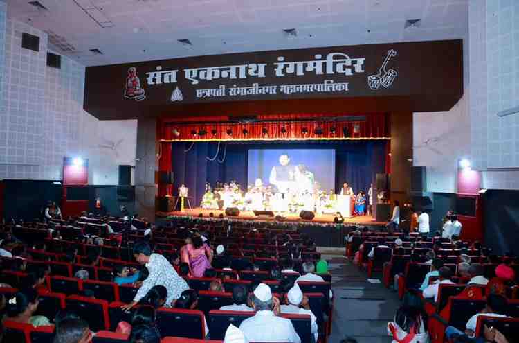 पुरस्कार सोहळ्यातच ढिश्यूमऽ ढिश्यूमऽ करणाऱ्या ३ शिक्षकांना अखेर कारणे दाखवा नोटीस, संत एकनाथ रंगमंदिरात घडला होता प्रकार