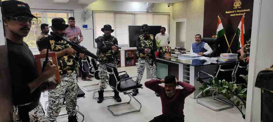 जिल्हाधिकारी कार्यालयात अतिरेकी शिरले अन्‌ पुढे घडला हा थरार...