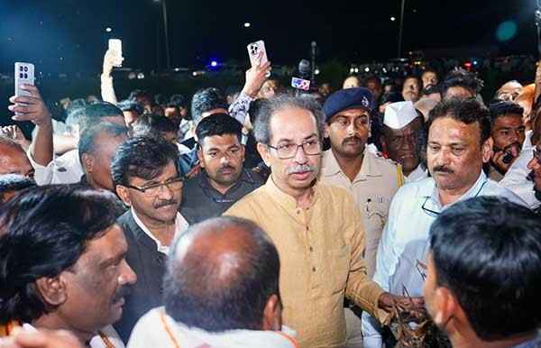 ...अन्यथा मीच शेतकऱ्यांसोबत रस्त्यावर उतरेन!; उद्धव ठाकरेंचा सरकारला इशारा, पैठण तालुक्यात अतिवृष्टीग्रस्त पिकांची पाहणी