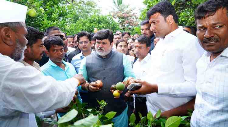 उद्योगमंत्री उदय सामंत यांनी केली अतिवृष्टीने नुकसानग्रस्त भागाची पाहणी