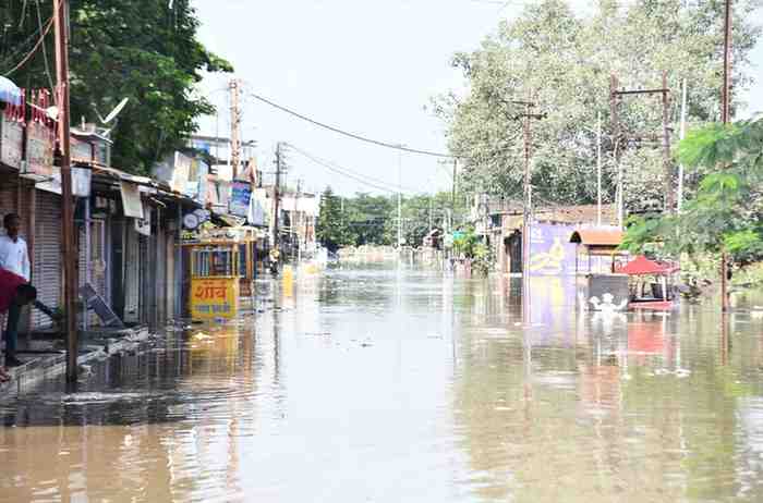 अतिवृष्टीने हाहाकार : ४ चिमुकले पुरात वाहून गेले, सराला बेटावर अडकले २२० जण, ४० हजार हेक्टरवरील पिके पाण्याखाली!