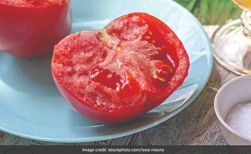 टोमॅटो कापताय, चेहऱ्यावर एक तुकडा रगडून घ्या... सगळेच विचारतील ग्लोचे रहस्य