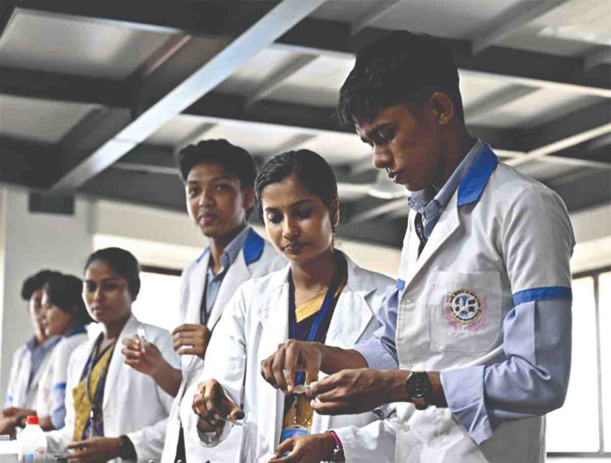 बी.एस्सी. नंतरच्या करिअरची काळजी आहे का?; फक्त डॉक्टर किंवा शास्त्रज्ञच नाही, तर हे ५ पर्याय तुमचे भविष्य उज्ज्वल बनवू शकतात!