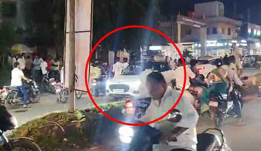 वाळूज MIDC त पोलिसांचा धाक गेला कुठे? : रस्‍त्‍यात कार उभी करून मद्यधुंद तरुण अर्धा तास रंगला रील, सेल्फी शूटमध्ये, वैतागलेल्या वाहनधारकांनी राँगसाईडने गाड्या नेल्या...