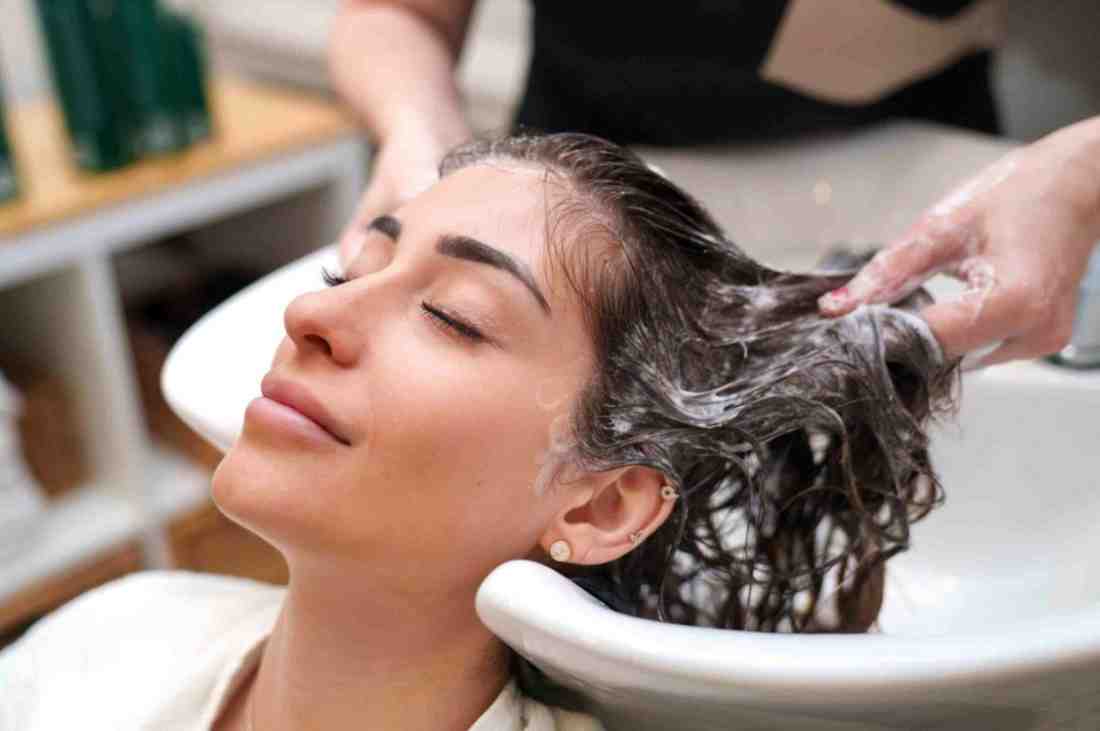 Beauty Feature : आता घरीच करा हेअर स्पा!; पार्लरमध्ये जाण्याची गरज नाही, १०० रुपयांत हजार रुपयांचे काम होतील