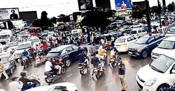 पैठण रोडवरील महानुभाव चौकात अभूतपूर्व वाहतूक कोंडीने बेहाल!; ३ तास चौक जॅम, भरपावसात पोलिसांची चालली कसरत