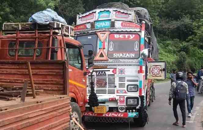 वेरूळच्या घाटात भीषण अपघात : दोन ट्रकची समोरासमोर धडक, एका ट्रकवरील बॉयलर अंगावर कोसळून दुचाकीस्वार जावई-सासूचा जागीच मृत्‍यू