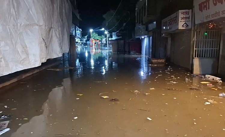 गोदेने पात्र सोडले, पैठणमध्ये पाणी घुसले!; हजारावर रहिवाशांना सुरक्षितस्थळी हलवले