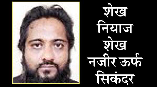 कटकट गेट भागात ड्रग्‍ज तस्कराच्या घरावर छापा! एमडी डग्जसह गावठी कट्टा, भुताचा मुखवटा, चामडी हंटर, कवड्या, कवट्यांची माळ अन्‌ बरंच काही धक्कादायक आढळलं!