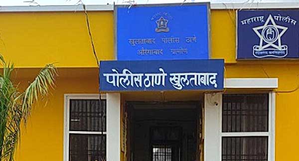 धक्कादायक : सरपंच महिलेच्या तोंडात चापट मारली, नंतर हिला मधी घ्या म्हणत चढवला हल्ला!; खुलताबाद तालुक्यातील पाडळीच्या घटनेने खळबळ