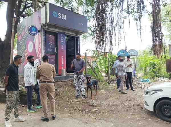 वेरूळमध्ये धक्कादायक चोरी : चोरट्यांनी चक्क एटीएम मशीन छोटा हत्ती वाहनात टाकून नेले!; १६ लाख ७७ हजारांची रोकड होती...