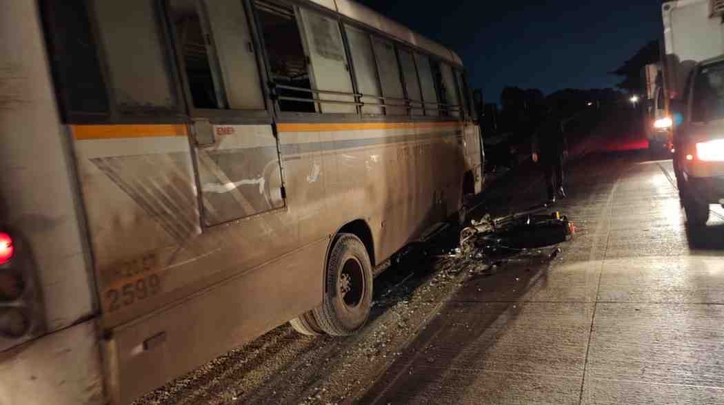 एएस क्लबजवळ भीषण अपघात : कामगारांच्या सुसाट बसने उडवल्याने दुचाकीस्वाराचा जागीच मृत्‍यू, मध्यरात्री १२ ची घटना