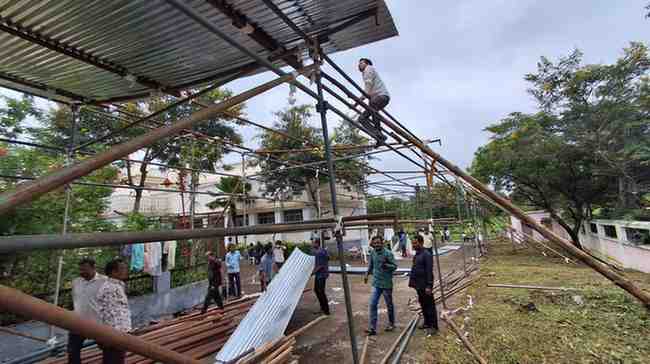 पावसाचा कहर तरी विद्यापीठातील युवक महोत्सवात कलेला बहर!;  मुख्य भोजन मंडपावर झाड कोसळले