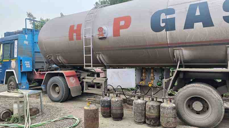 अवैध गॅस रिफिलिंगचा अड्डा सामाजिक कार्यकर्त्यांनी केला उद्‌ध्वस्त, गंगापूर तालुक्‍यातील कारवाई, ३२ लाखांचा मुद्देमाल जप्त