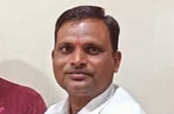 ६०० जणांना ६ कोटींचा गंडा घालणारा ‘साईबाबा'चा मुख्याधिकारी अखेर पोलिसांपुढे टाकल्या नांग्या; आला हात जोडत शरण 